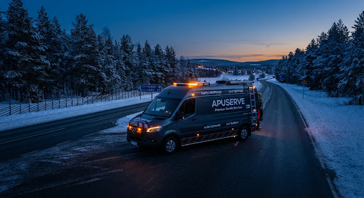 ApuServen tiepalveluajoneuvo tien varrella