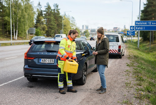 Polttoaineapua ajoneuvolle tien varrella